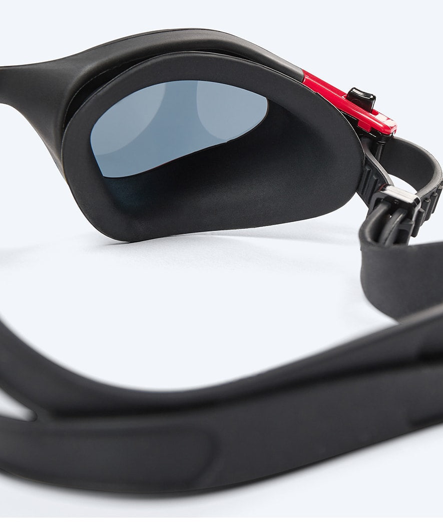 Watery motionssimglasögon - Raven Active - Svart/röd (Smoke lins)