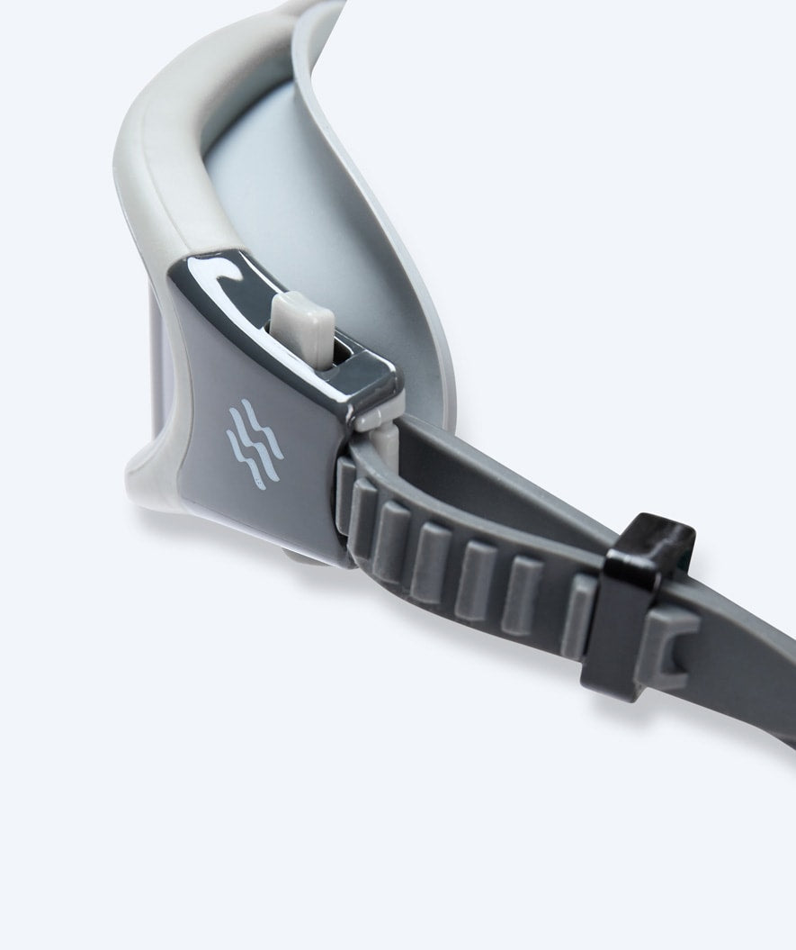 Watery motionssimglasögon - Raven Active - Grå (Smoke lins)