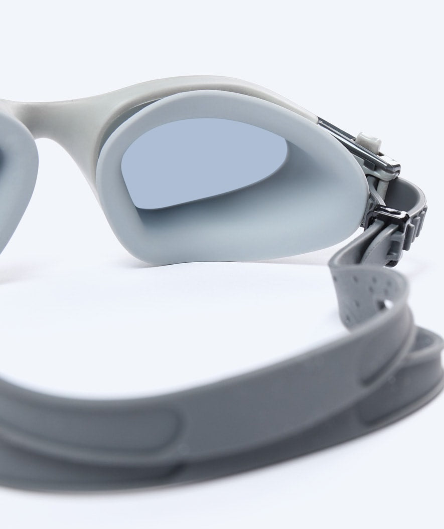 Watery motionssimglasögon - Raven Active - Grå (Smoke lins)