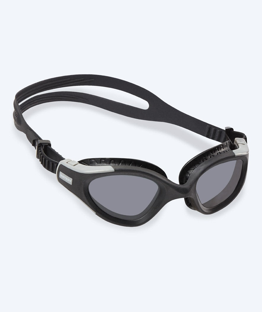 Watery motionssimglasögon – Kelvin Active – Svart/rökfärgad