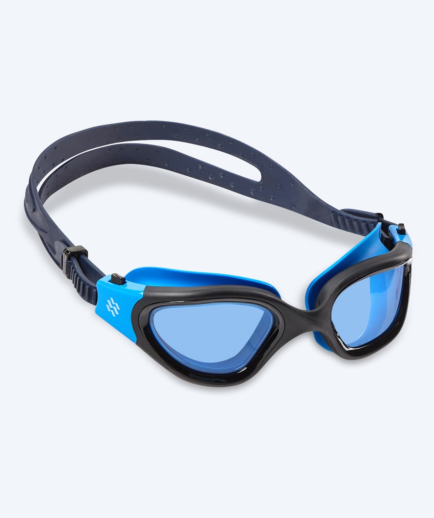 Watery motionssimglasögon – Raven Active – Svart (ljusblå lins)