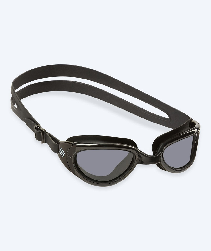 Watery motionssimglasögon – Wade Active – Svart/smoke